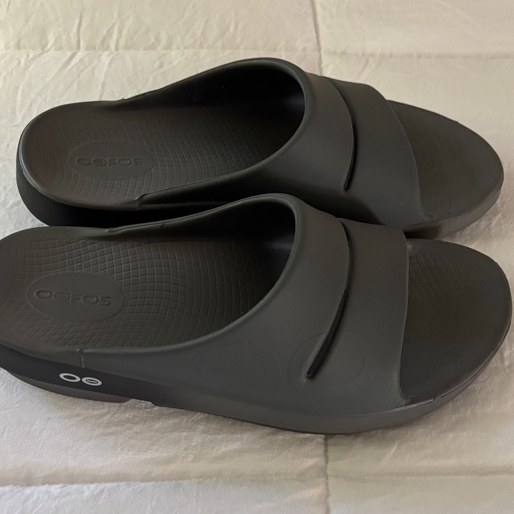OOFOS Men's Charcoal Slide Sandals